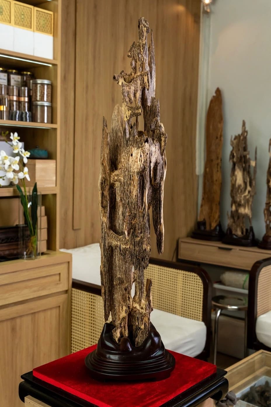 Khối Trầm Hương Cảnh Mộc Trầm – Trầm cảnh kiến, nguyên khối cao 86 cm vân dầu và hương thơm rõ